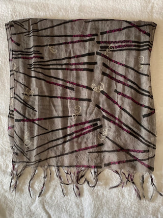 Gray geometric print wool scarf 18x70”