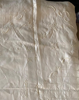 Vintage hand embroidered half moon linen 32x32” tablecloth