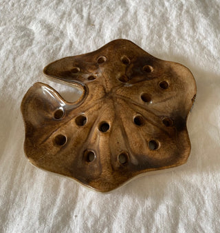 Vintage lily pad ikebana frog