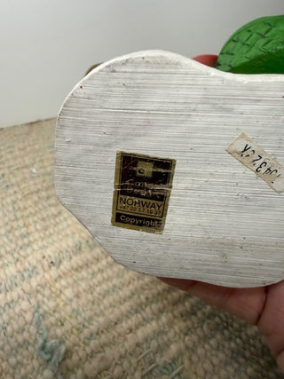 Candy Designs Norway "Apple Girl" Small Chip on Basket