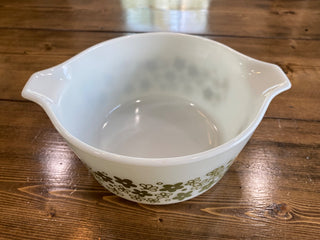 Pyrex 474-B Crazy Daisy 1.5 qt baking dish. No lid