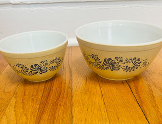 Vintage Pyrex Homestead Nesting Bowls (set of 2)