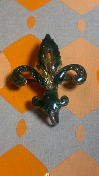Green enameled fluer-di-lis pin