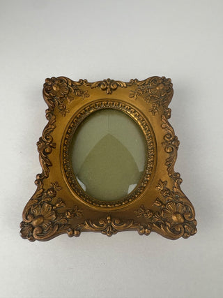 Sm Sq  Gold  Oval Opening Frame ((Italy)