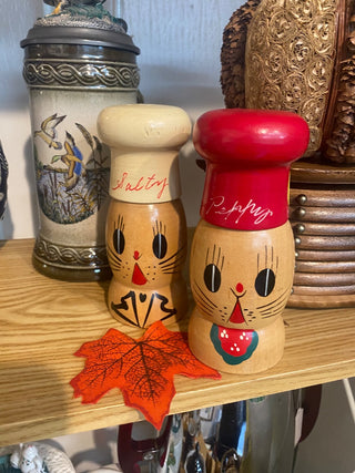 Vtg Salty and Peppy Wooden Shakers (Set of 2)