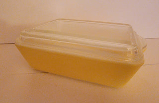 Yellow Pyrex fridgey dish w/lid