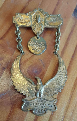 1907 F.O.E. Fraternal Order of Eagles, Oshkosh Convention, Delegate Metal Badge. Antique metal pin (As-Is)