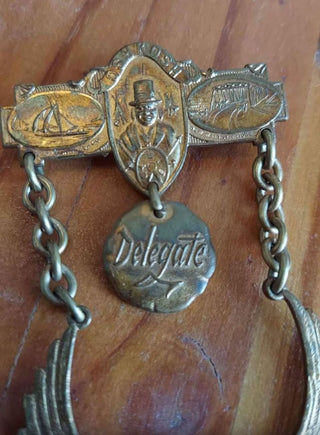 1907 F.O.E. Fraternal Order of Eagles, Oshkosh Convention, Delegate Metal Badge. Antique metal pin (As-Is)