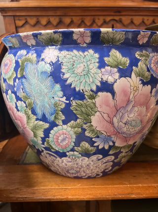 Famille Rose Porcelain Fish Bowl Planter with Swimming Goldfish Inside