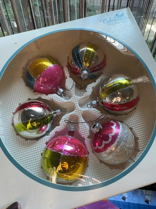 Vintage glass ornaments ( in the box 6)