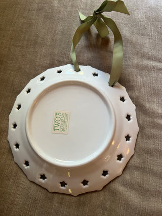 LATTICE PORCELAIN HANGING ROUND PLATE 8.5”