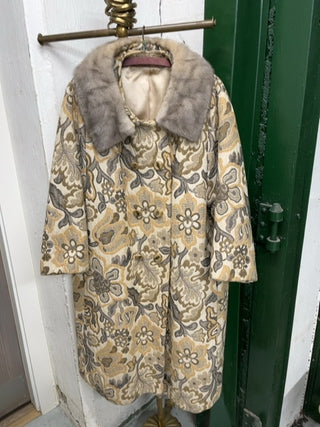 Fur collar embroidered vintage coat