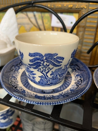 Blue willow tea cup with saicer