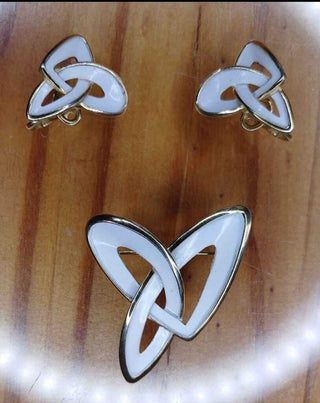 Gold Crown Trifari - White enamel brooch and earring knot set FIRM