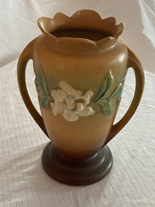 KD Roseville Pottery 686-10 Gardenia Vase