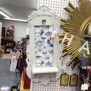 VTG Shabby Chic White Wall Display with Lower Shelf & Crystal Knob At Top (as is)