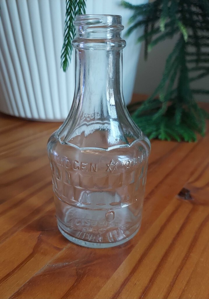 1960s 4 oz. Mogen David Wine Miniature Bottle with Screw top no lid