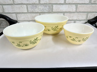 Set of three Shenandoah Pyrex mixing bowls